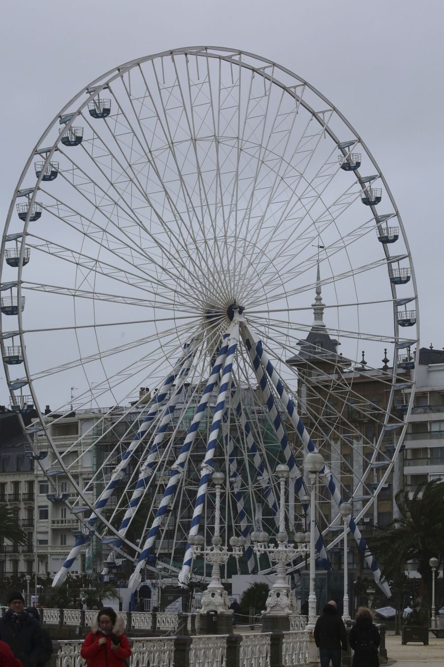 Las rachas de viento alcanzan los 135 km/ h y provocan numerosas incidencias