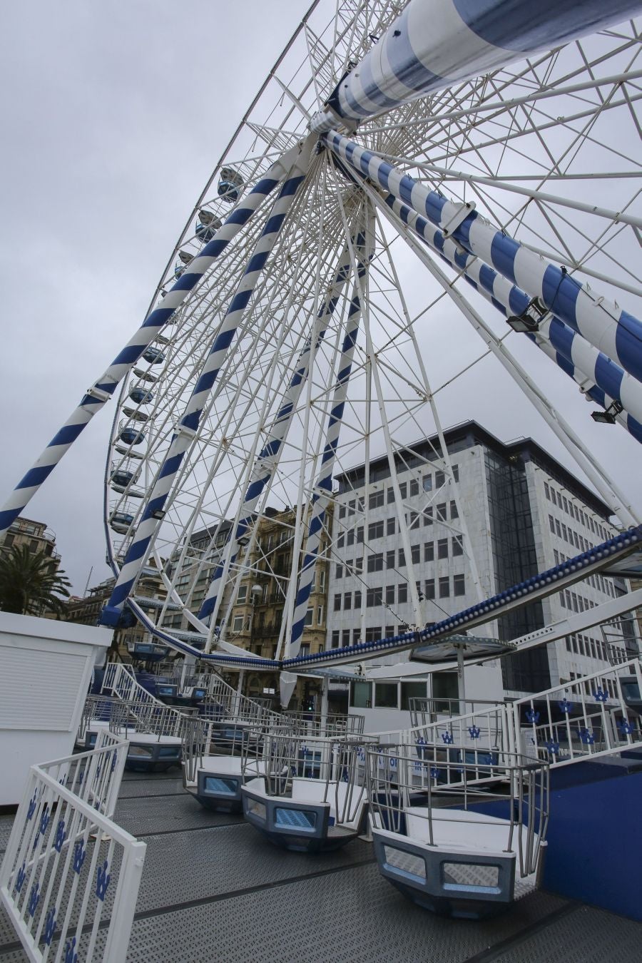 Las rachas de viento alcanzan los 135 km/ h y provocan numerosas incidencias