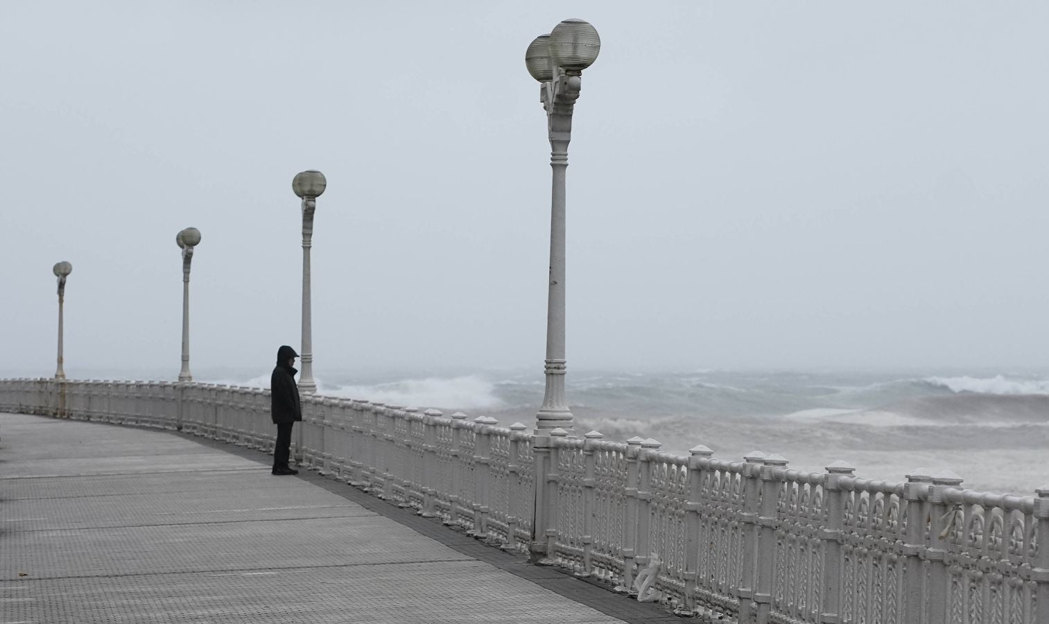 Las rachas de viento alcanzan los 135 km/ h y provocan numerosas incidencias