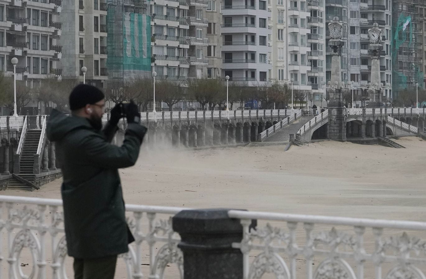 Las rachas de viento alcanzan los 135 km/ h y provocan numerosas incidencias