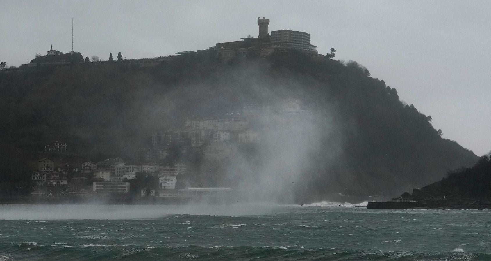 Las rachas de viento alcanzan los 135 km/ h y provocan numerosas incidencias