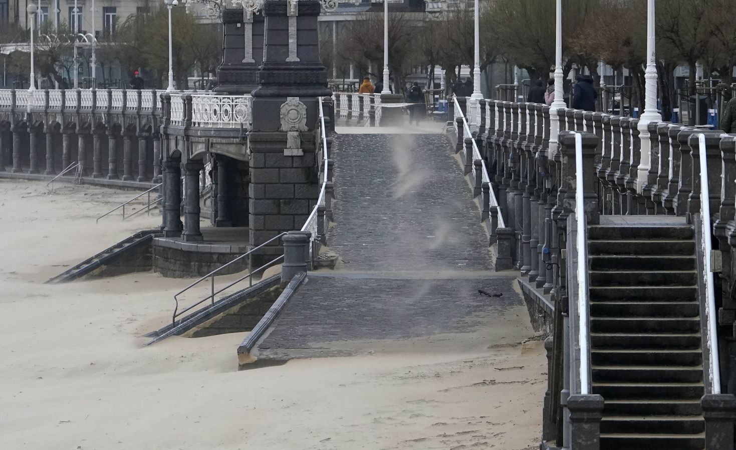 Las rachas de viento alcanzan los 135 km/ h y provocan numerosas incidencias