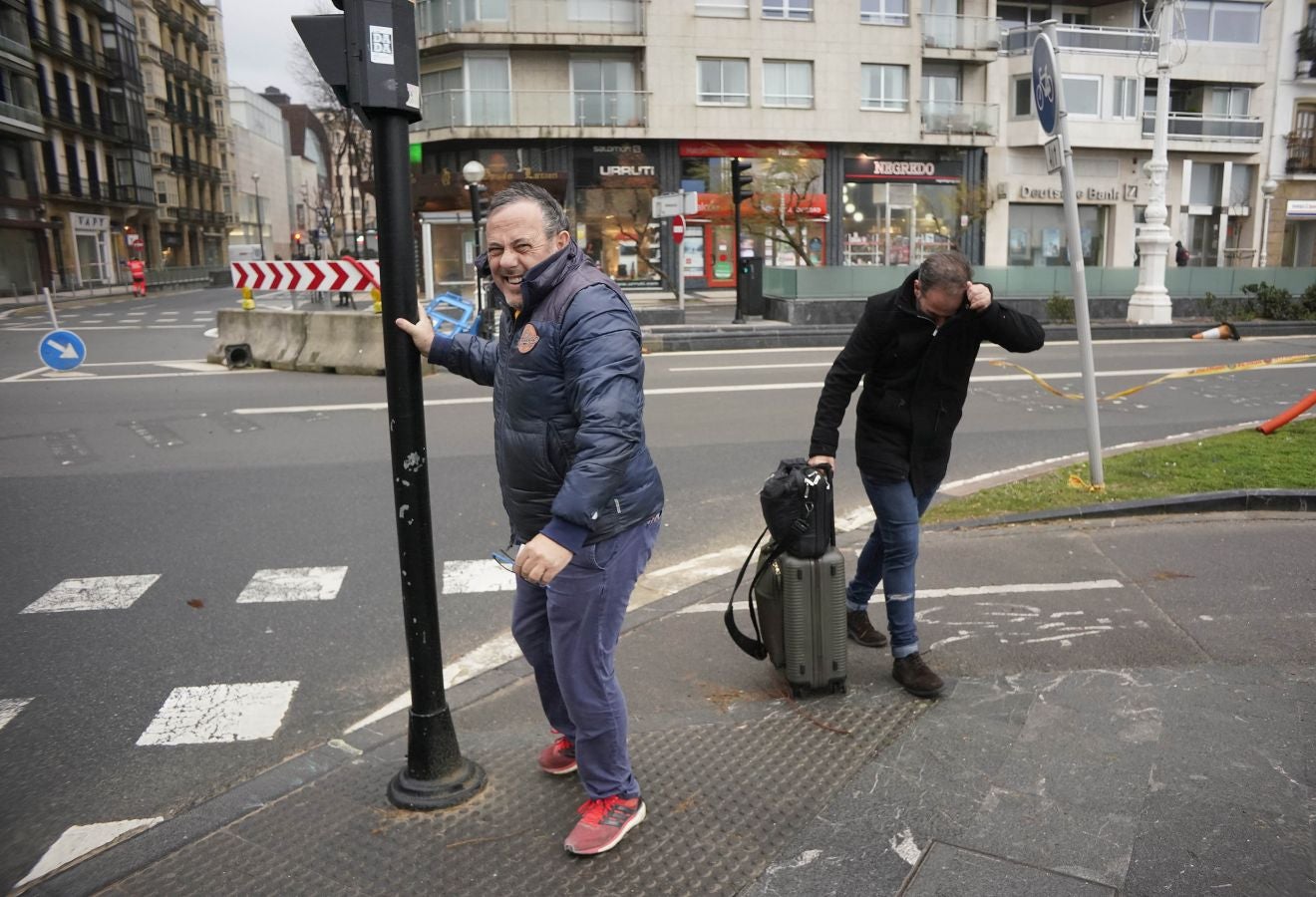 Las rachas de viento alcanzan los 135 km/ h y provocan numerosas incidencias