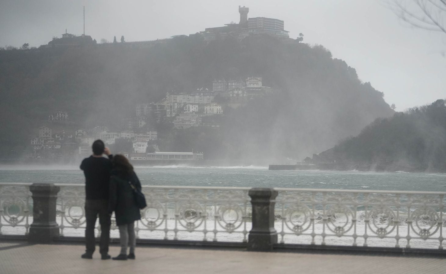 Las rachas de viento alcanzan los 135 km/ h y provocan numerosas incidencias