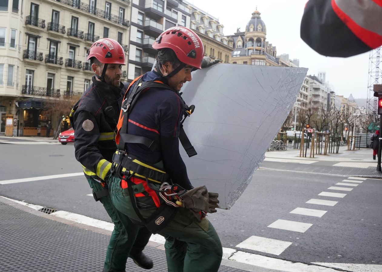 Las rachas de viento alcanzan los 135 km/ h y provocan numerosas incidencias