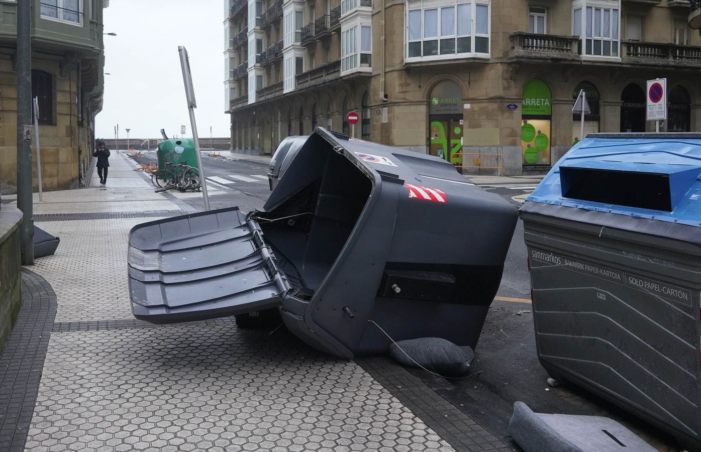 Las rachas de viento alcanzan los 135 km/ h y provocan numerosas incidencias
