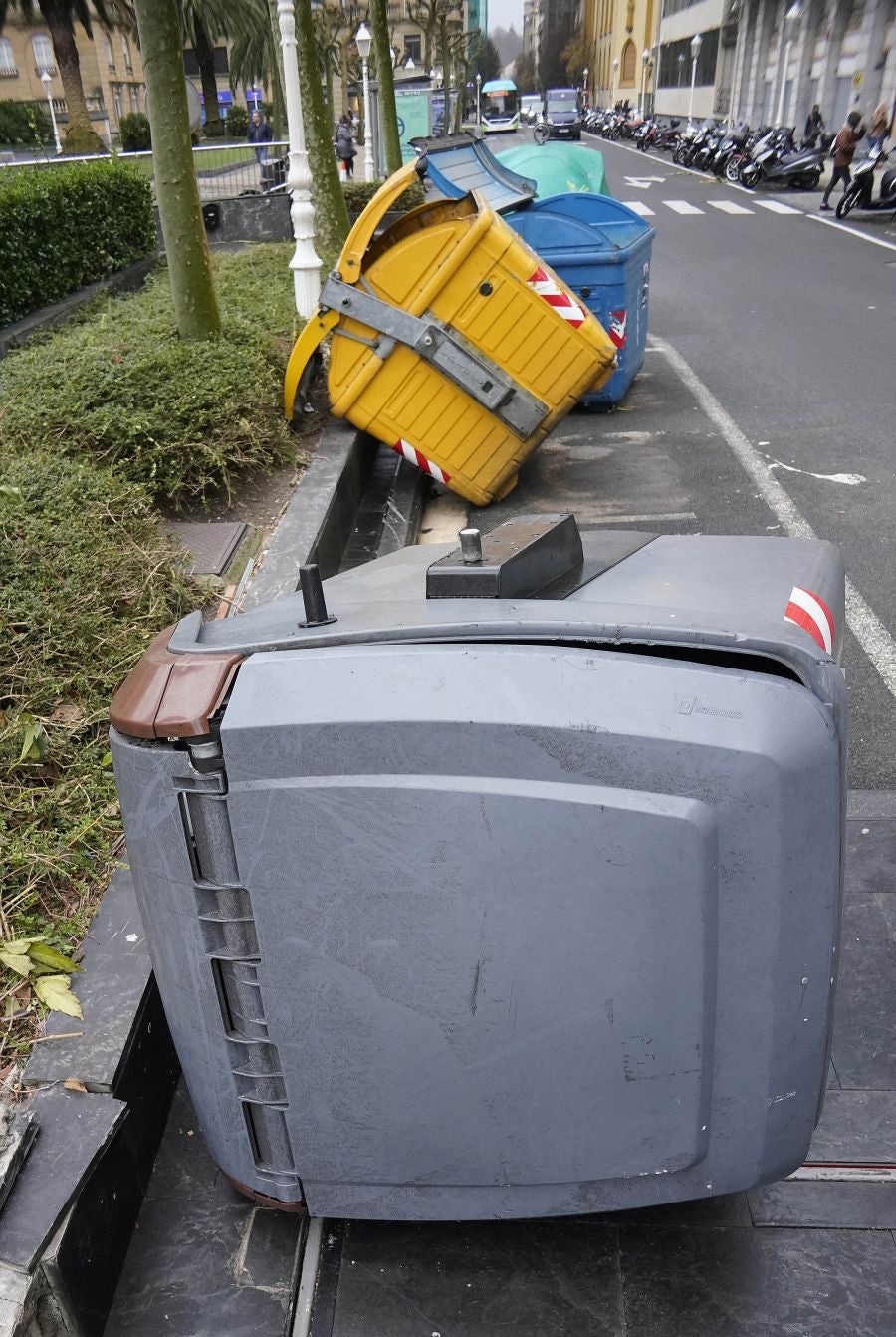 Las rachas de viento alcanzan los 135 km/ h y provocan numerosas incidencias