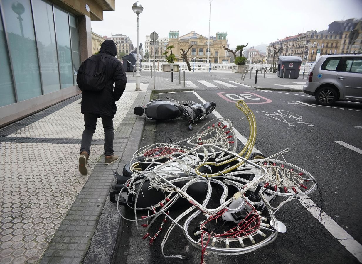 Las rachas de viento alcanzan los 135 km/ h y provocan numerosas incidencias