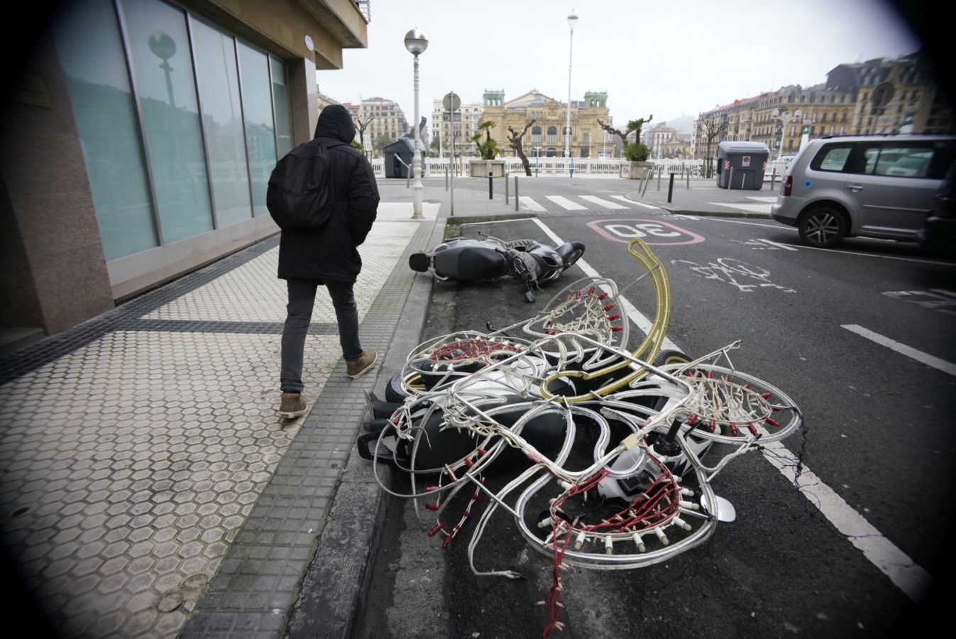 Las rachas de viento alcanzan los 135 km/ h y provocan numerosas incidencias