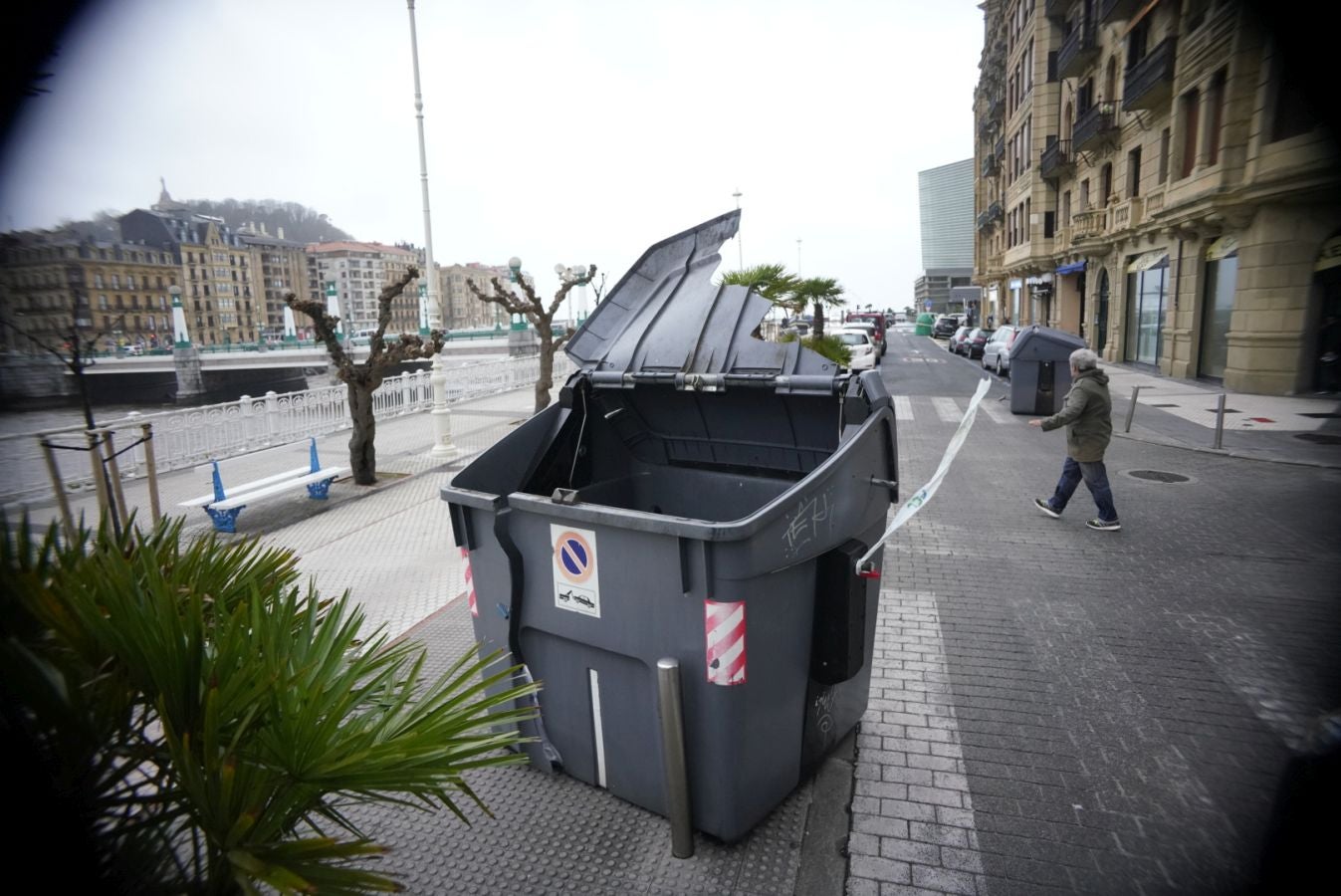Las rachas de viento alcanzan los 135 km/ h y provocan numerosas incidencias