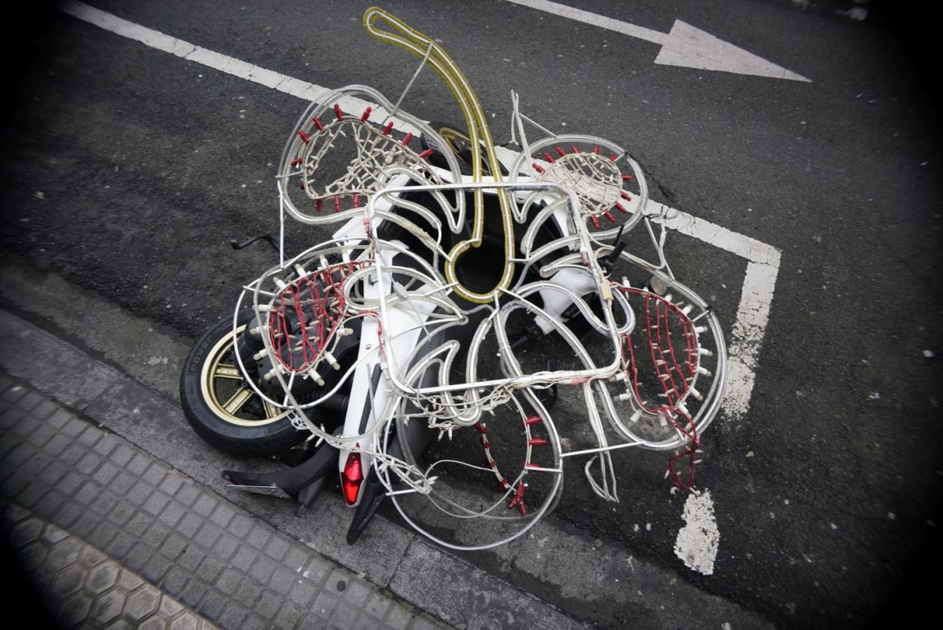 Las rachas de viento alcanzan los 135 km/ h y provocan numerosas incidencias
