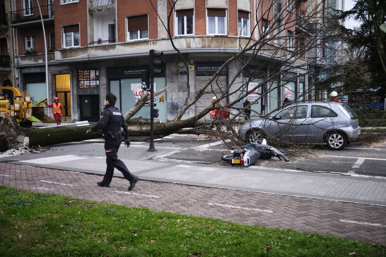 Las rachas de viento alcanzan los 135 km/ h y provocan numerosas incidencias