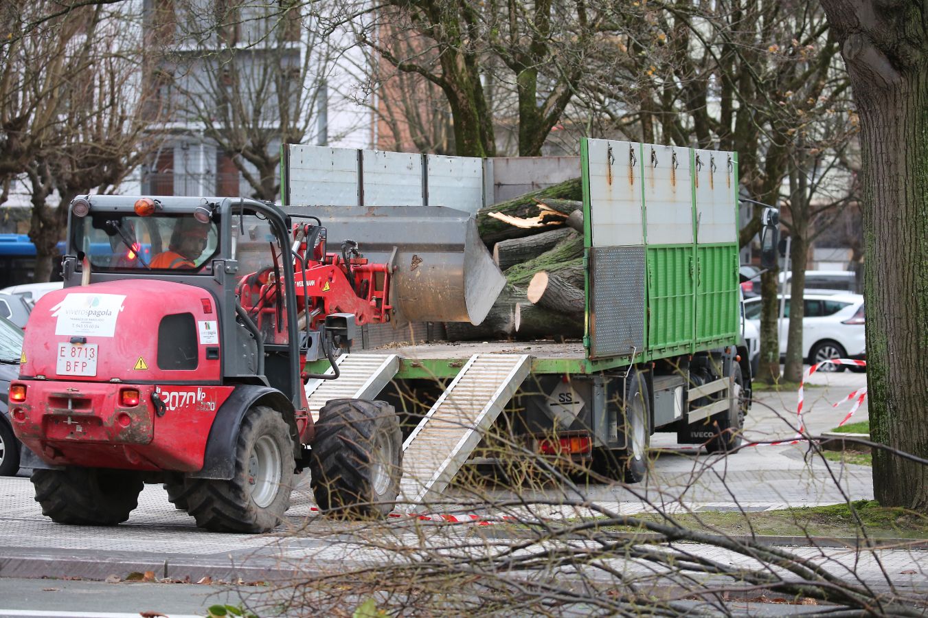 Las rachas de viento alcanzan los 135 km/ h y provocan numerosas incidencias