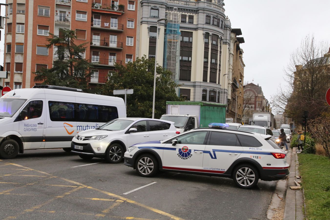 Las rachas de viento alcanzan los 135 km/ h y provocan numerosas incidencias