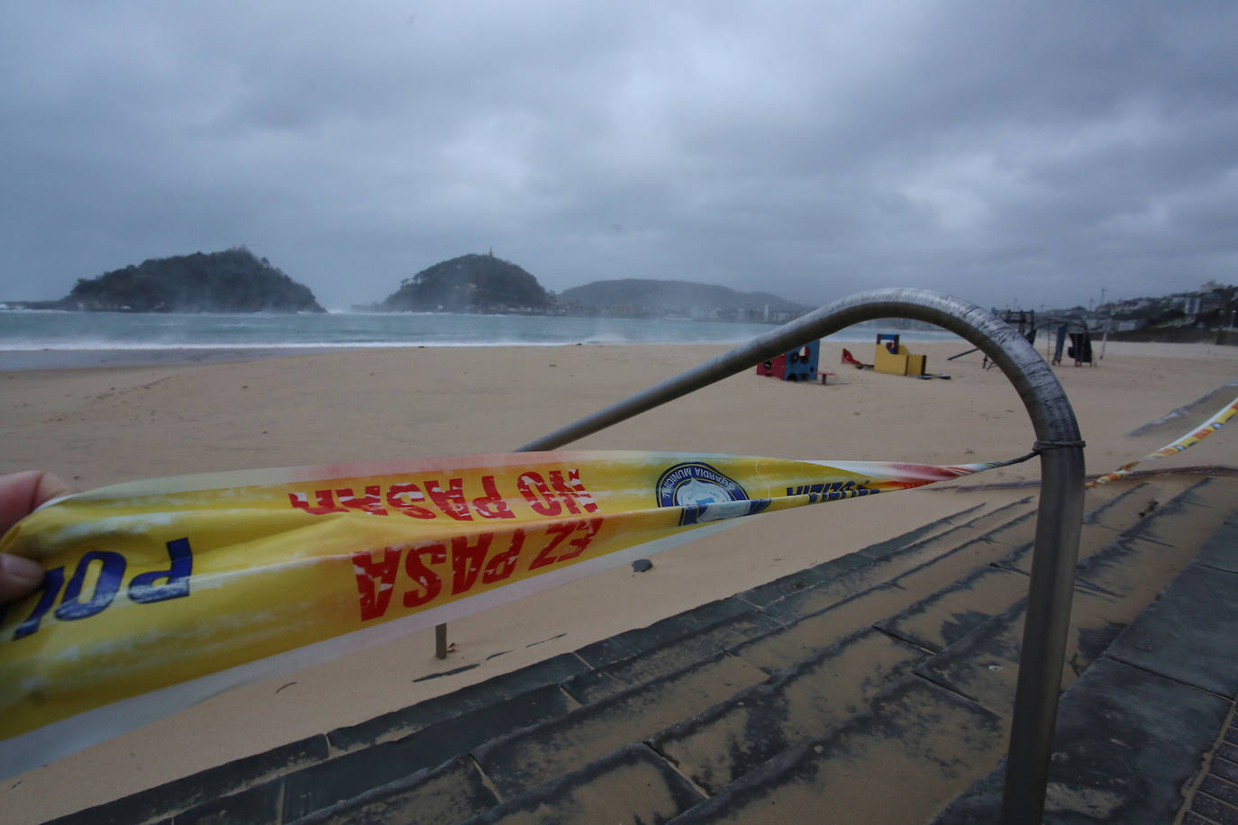 Las rachas de viento alcanzan los 135 km/ h y provocan numerosas incidencias