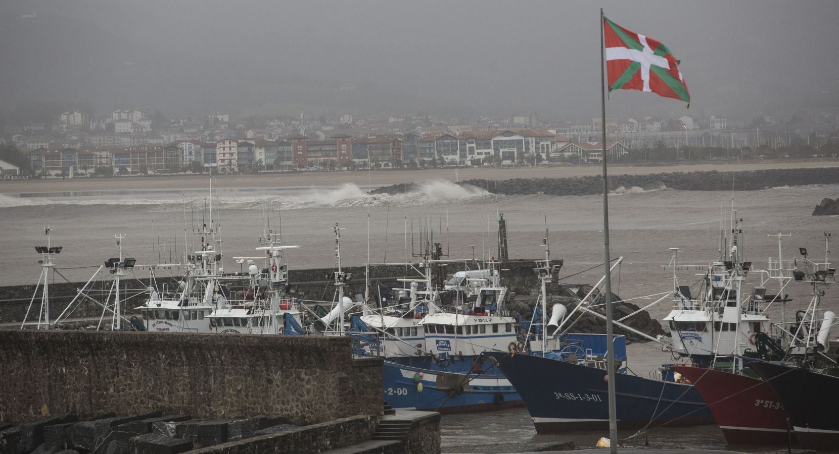 Las rachas de viento alcanzan los 135 km/ h y provocan numerosas incidencias
