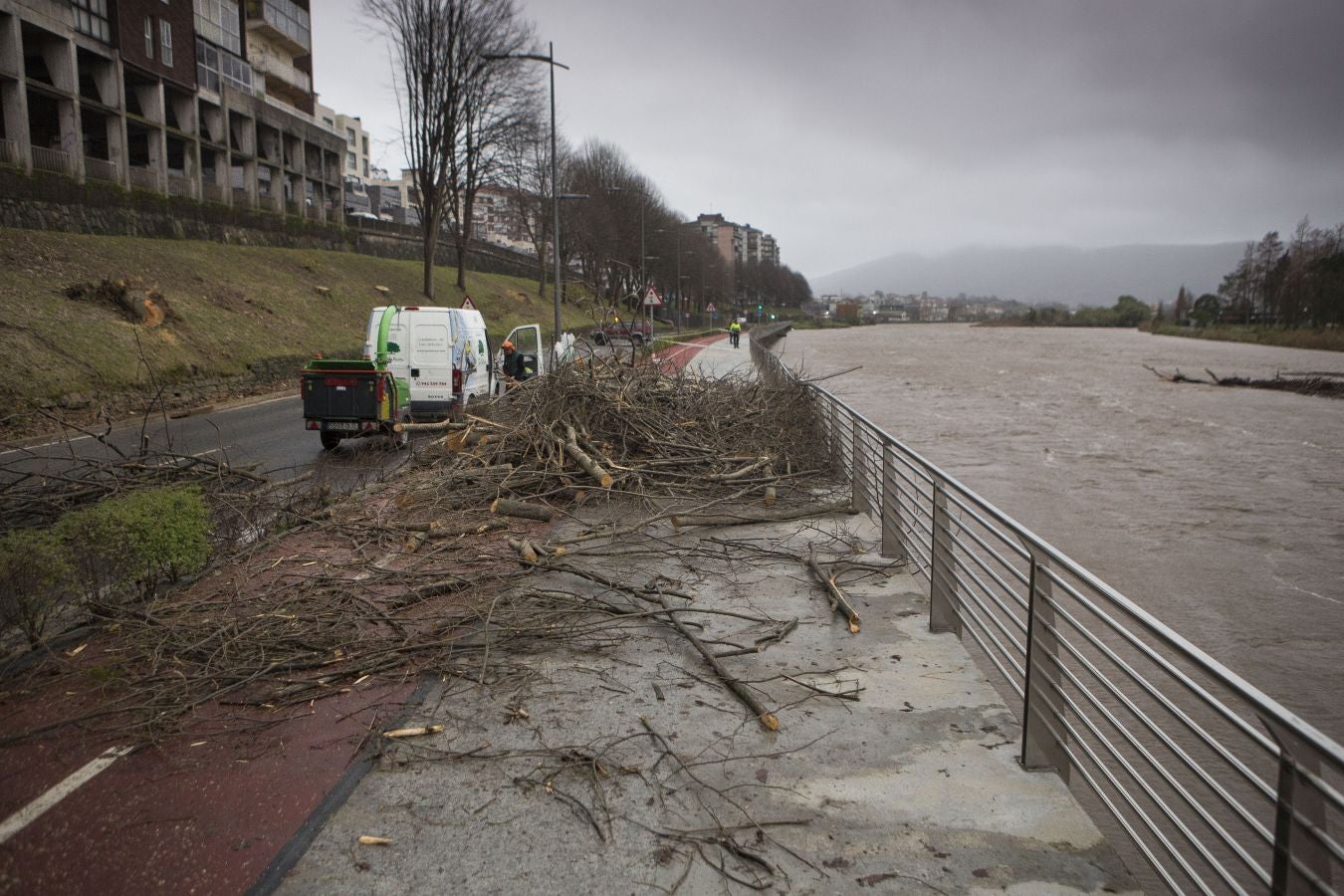 Las rachas de viento alcanzan los 135 km/ h y provocan numerosas incidencias