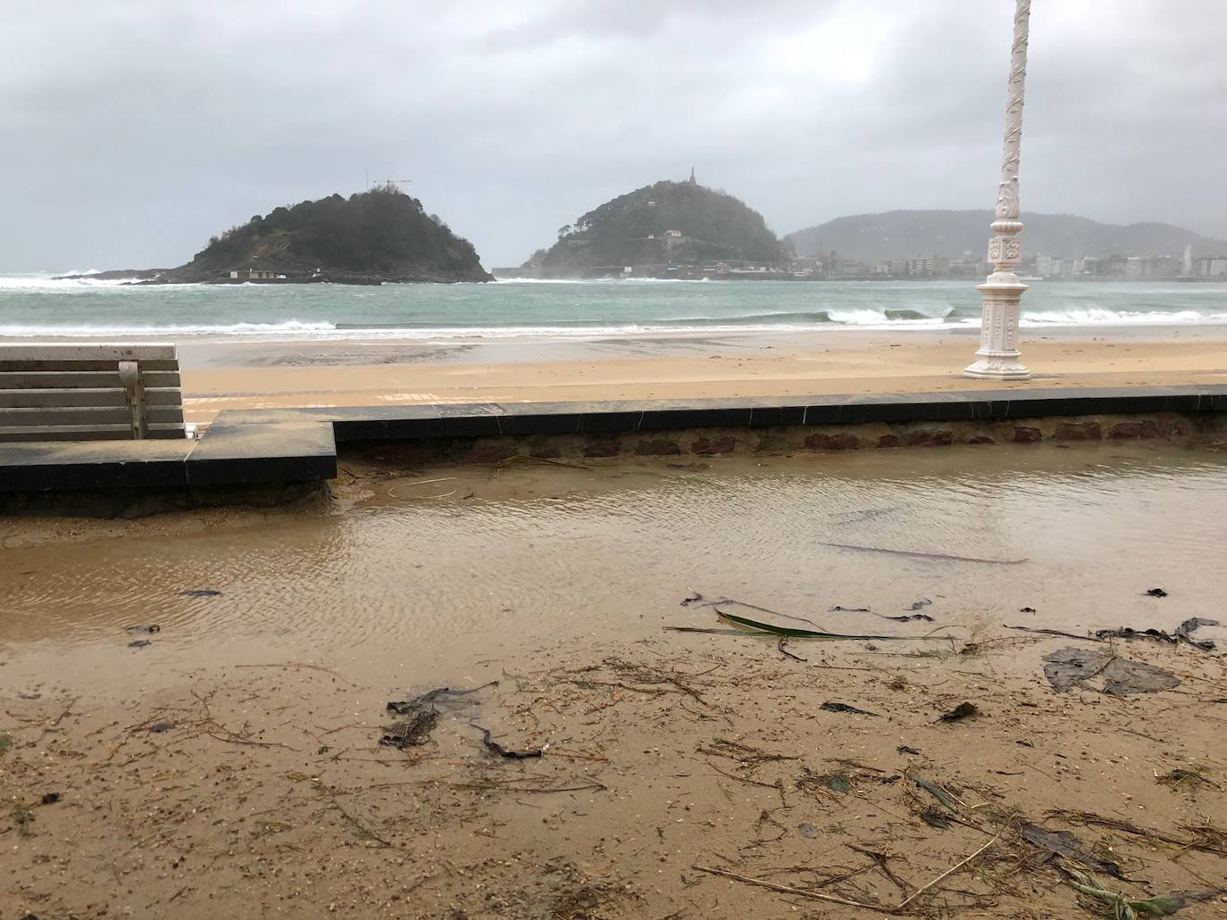 Las rachas de viento alcanzan los 135 km/ h y provocan numerosas incidencias