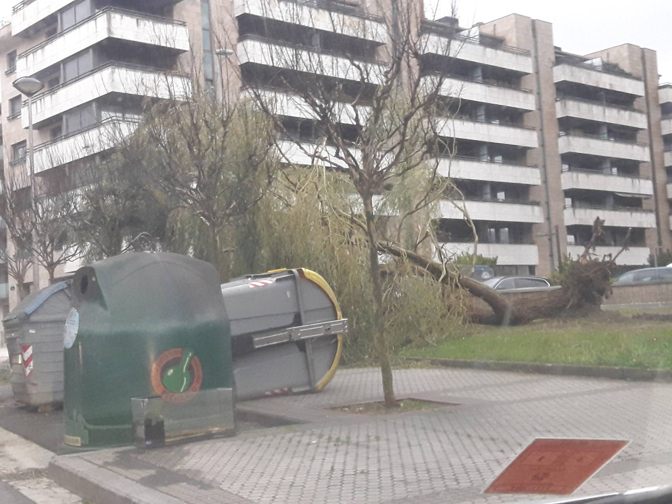 Las rachas de viento alcanzan los 135 km/ h y provocan numerosas incidencias