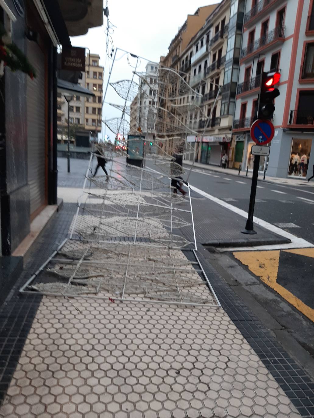 Las rachas de viento alcanzan los 135 km/ h y provocan numerosas incidencias