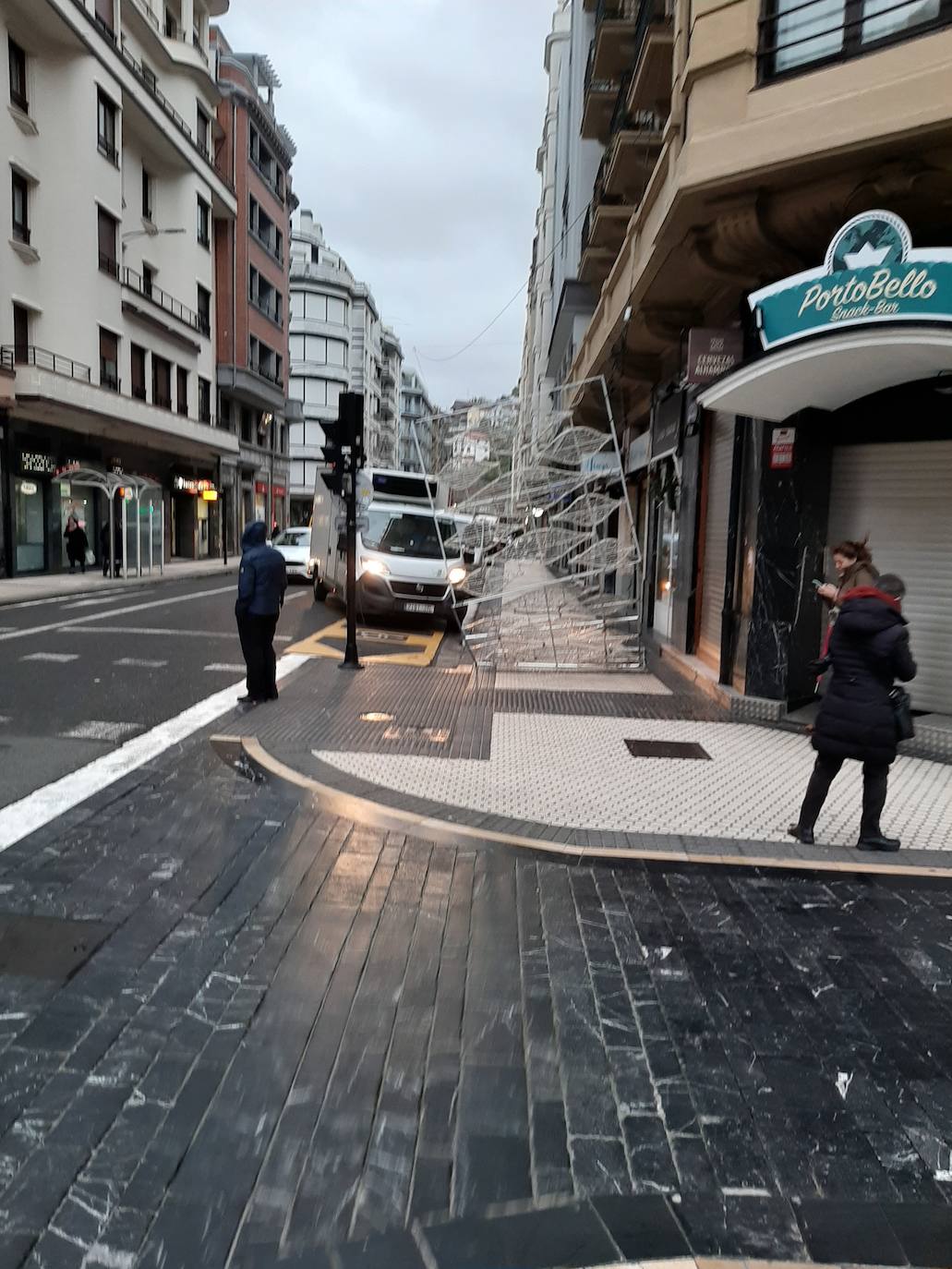 Las rachas de viento alcanzan los 135 km/ h y provocan numerosas incidencias