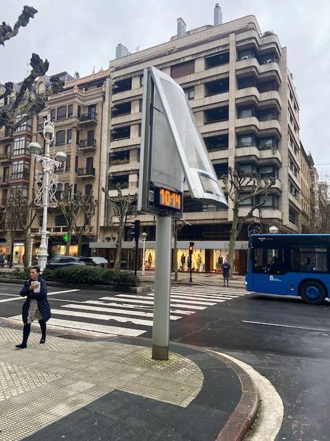 Las rachas de viento alcanzan los 135 km/ h y provocan numerosas incidencias