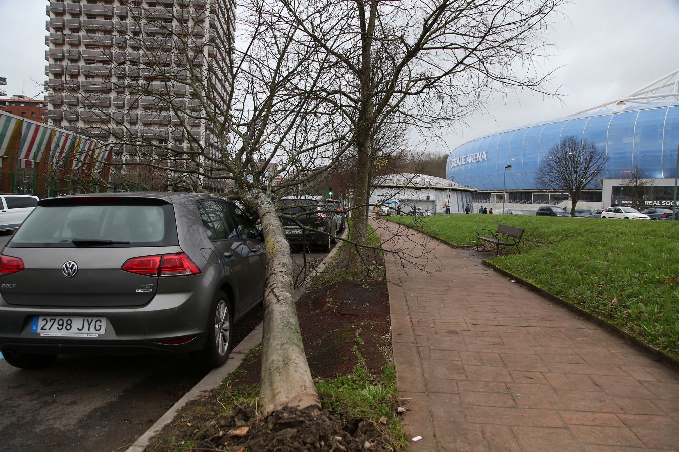 Las rachas de viento alcanzan los 135 km/ h y provocan numerosas incidencias