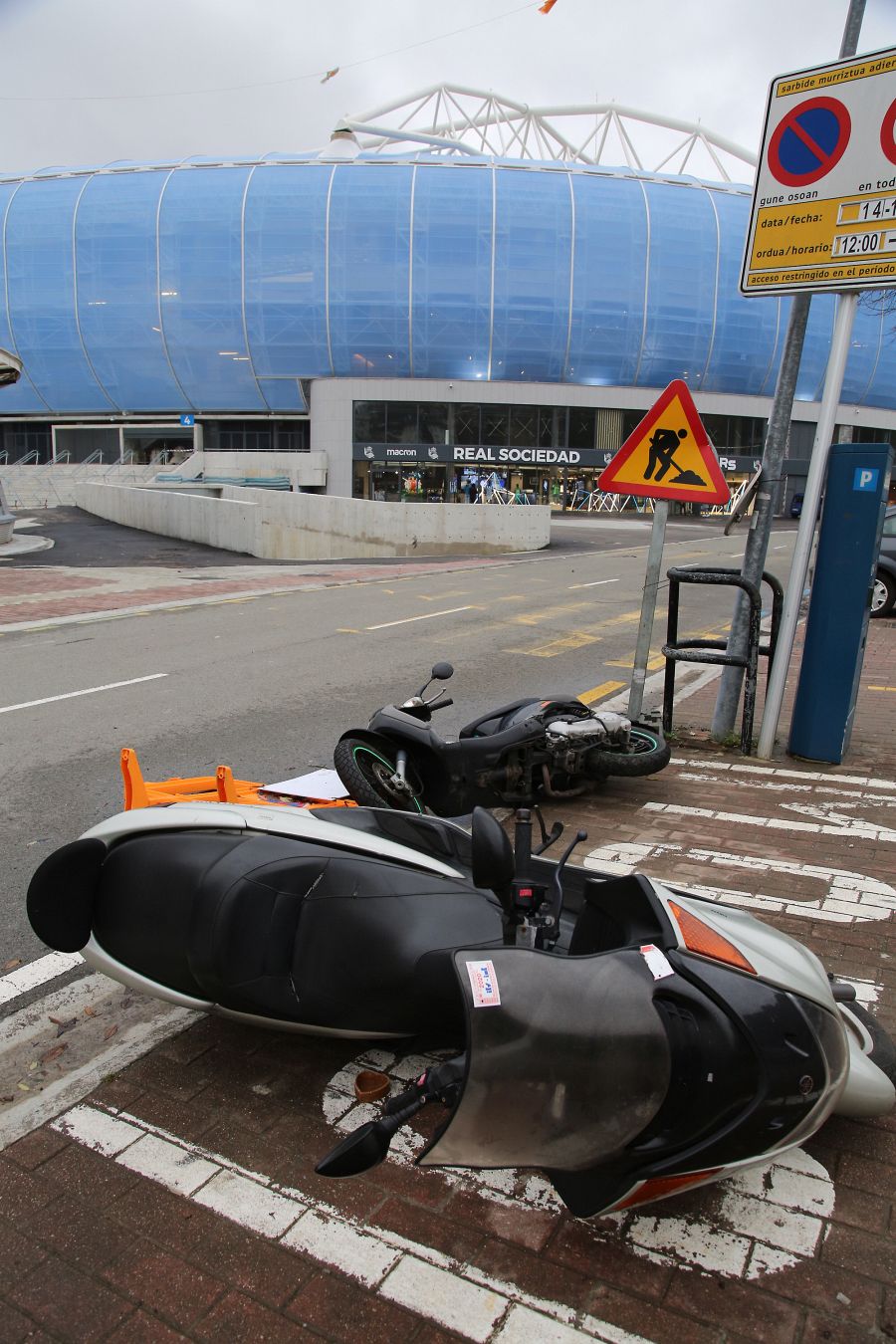 Las rachas de viento alcanzan los 135 km/ h y provocan numerosas incidencias