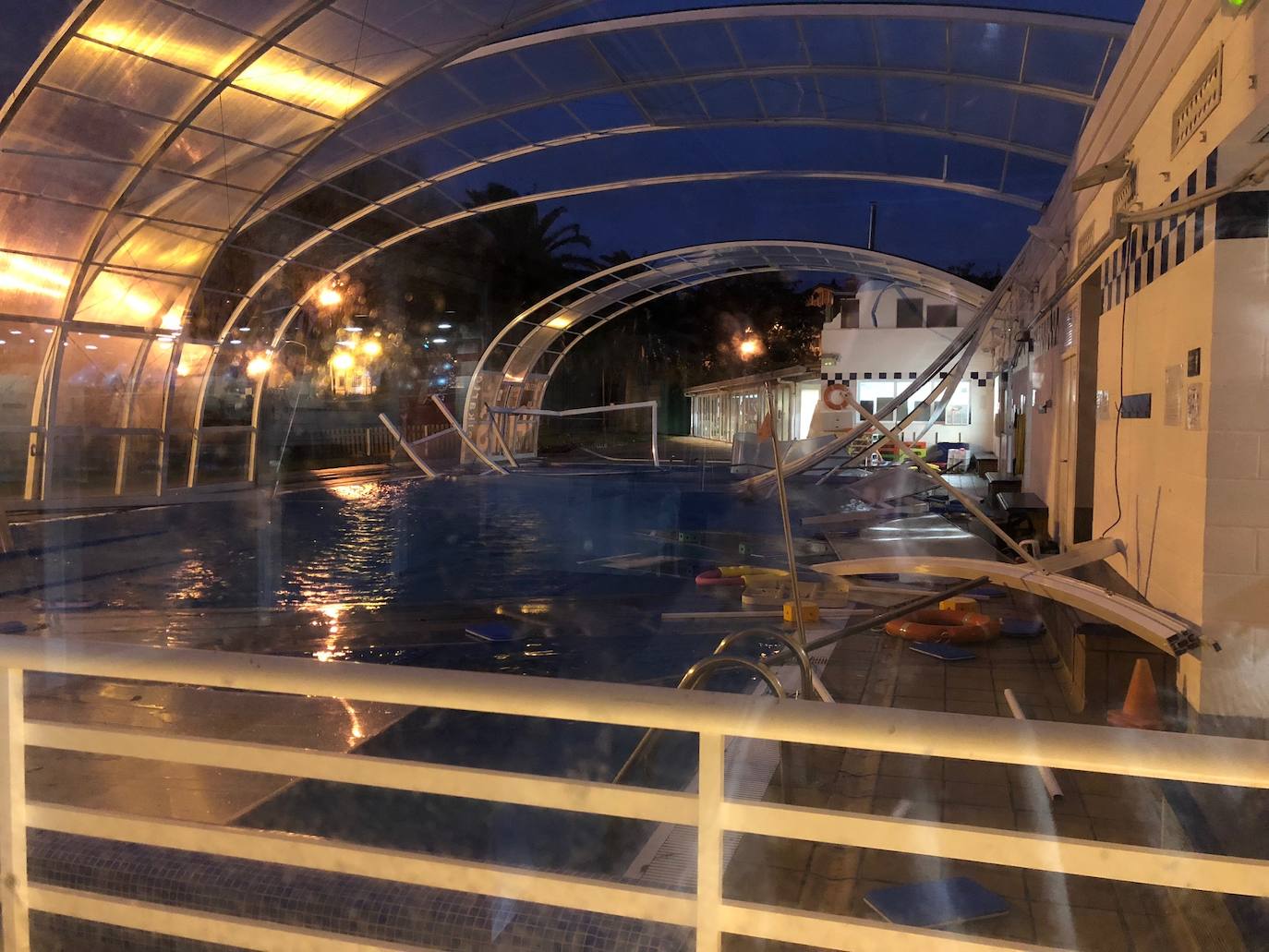 Las rachas de viento han levantado la cubierta de la piscina del Real Club de Tenis de San Sebastián. El suceso ha ocurrido a las 4.30 horas