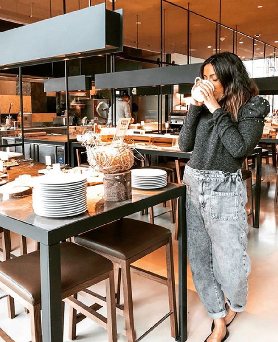 Haizea Echegaray luce el pantalón 'slouchy' de una manera sofisticada y muy femenina al combinarlo con bailarinas y jersey de manga abullonada con detalles de perlas