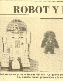 Imagen secundaria 2 - Luis Gasca, el director que trajo a Donostia el estreno de 1977, brinda con una taza de marketing de la saga. Carrie Fisher y Harrison Ford a la entrada del Victoria Eugenia en el histórico pase de 1977.. Oscar Isaac, protagonista de la última entrega de la saga, asiste a la presentación de la película en Tokio, acompañado de los 'soldados' imperiales.