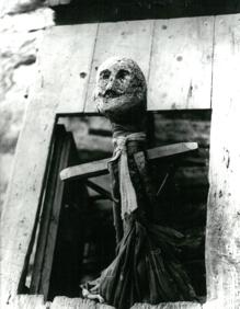 Imagen secundaria 2 - Arriba, una de las imágenes de la exposición de Postigo. A la izquierda, foto promocional de 'El diablo, tal vez. El mundo de los Brueghel'. A la derecha, una instantánea de a exposición de Antton Elizegi.