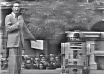 Imagen secundaria 1 - Alfonso Eduardo y el robot R2D2 en el Boulevard, en la emisión en directo por TVE de la llegada a Donostia de 'Star Wars'. y dos páginas de El Diario Vasco en los que se informa sobre la pelicula.