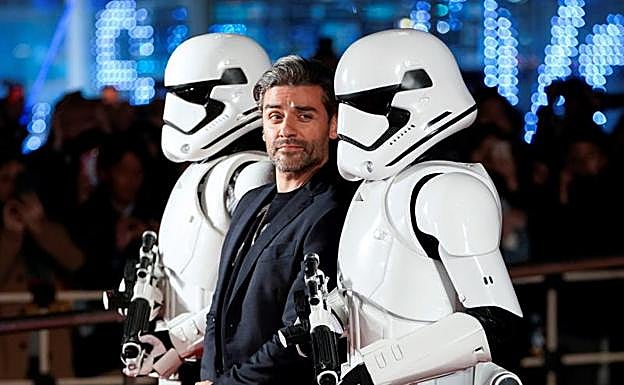 Oscar Isaac, protagonista de la última entrega de la saga, asiste a la presentación de la película en Tokio, acompañado de los 'soldados' imperiales.