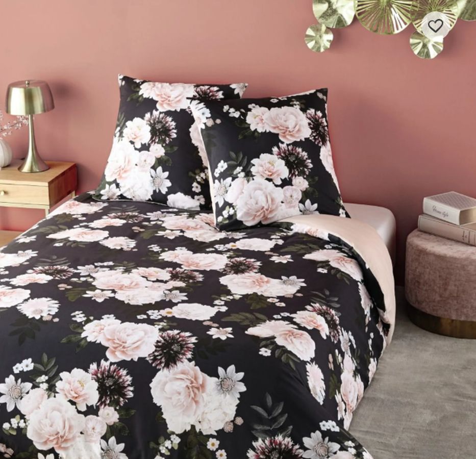 La fuerza del negro, la sutileza del rosa empolvado se funden en un estampado floral atrevido y renovado logrando una habitación con mucha personalidad