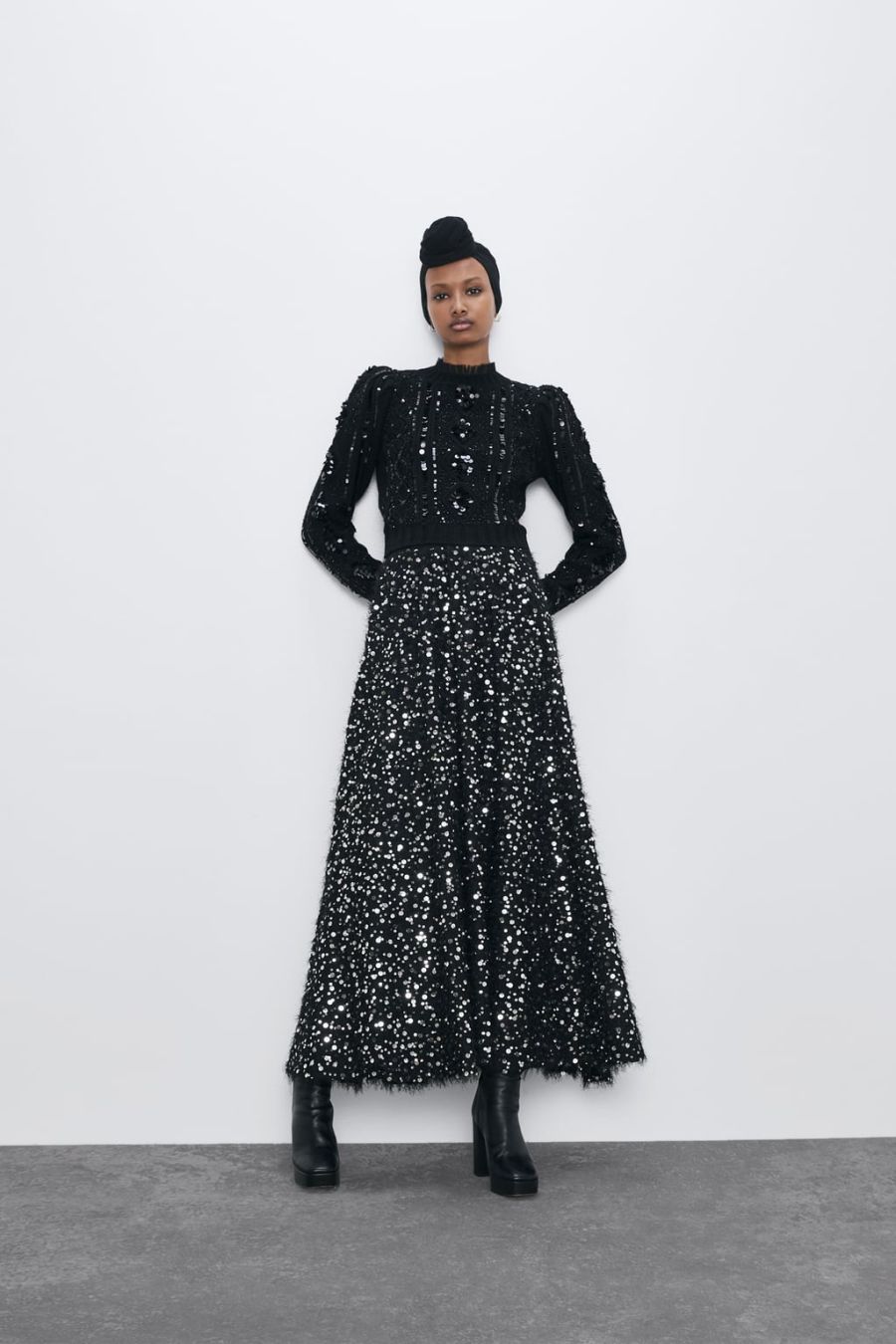 El punto se transforma para acudir a los eventos más especiales. Tejidos de lúrex, brillos y apliques divertidos harán que sea una de tus opciones estas Navidades