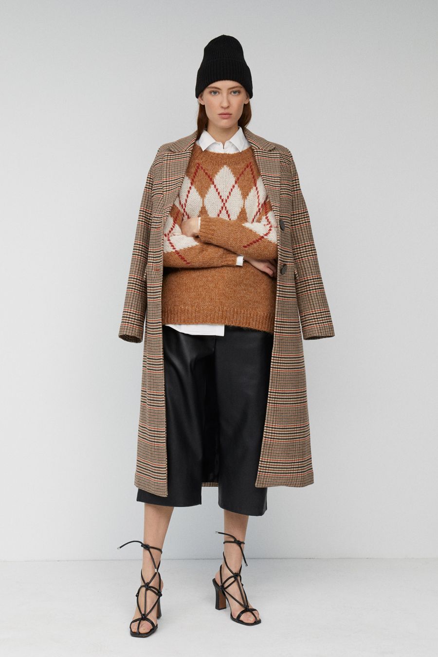 Los rombos se han convertido en uno de los estampados más apetecibles del invierno. Elevará tus estilismos al máximo nivel. Atrévete a combinarlo con detalles tendencia o incluso con cuadros