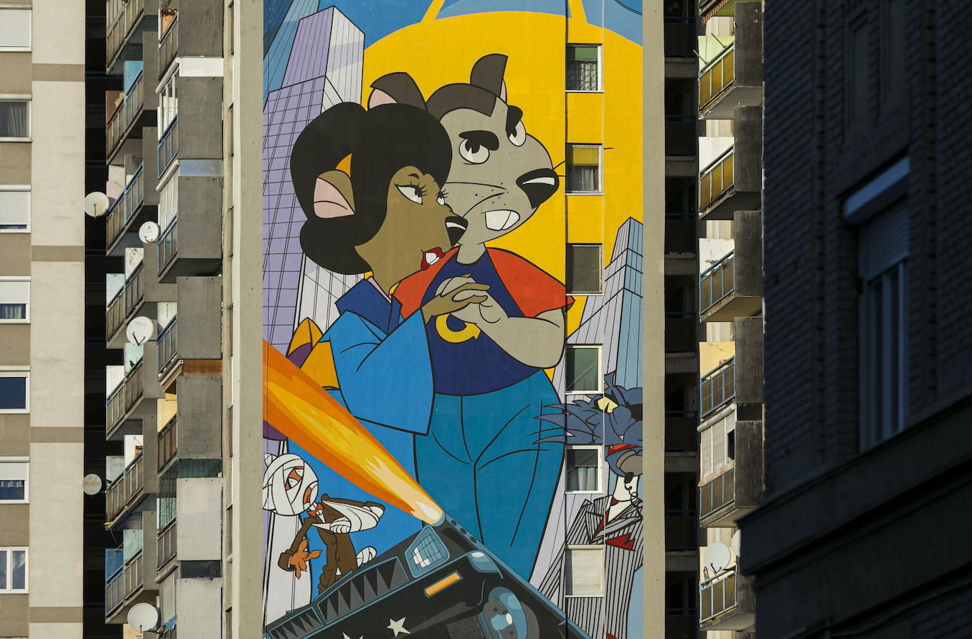 Los miembros del grupo Szines Varos (ciudad colorida) trabajan en un andamio para crear un mural en un edificio residencial en el Distrito VIII de Budapest. La obra de arte de 600 metros cuadrados representa a los personajes principales de la popular caricatura húngara Macskafogo (lit. Cat Catcher) de 1986, que se distribuyó como 'cat city' en Estados Unidos. El colectivo artístico ha realizado muchos murales a gran escala en Budapest y otras ciudades húngaras, así como en Moscú, Berlín y Londres, desde su fundación en 2008.