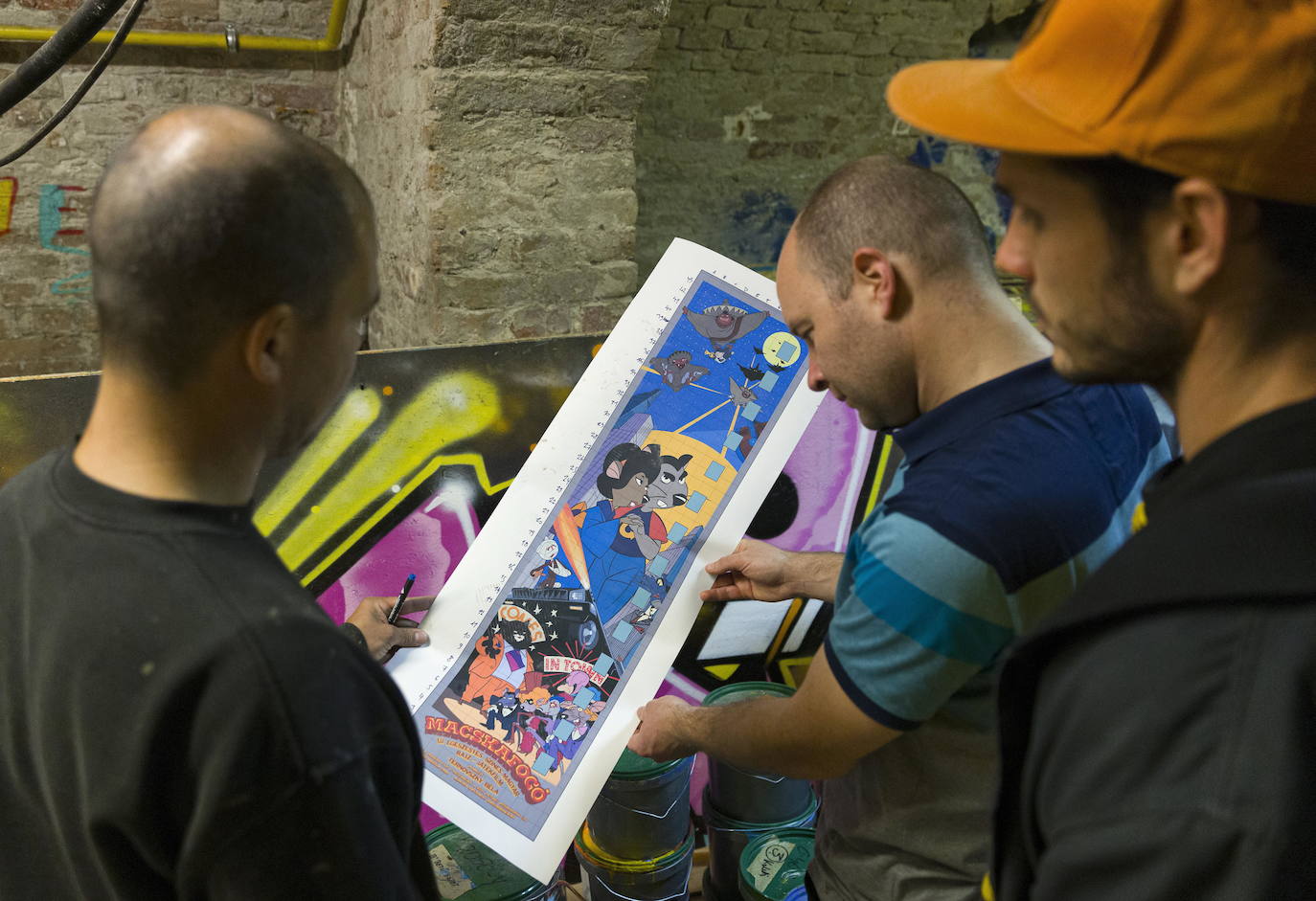 Los miembros del grupo Szines Varos (ciudad colorida) trabajan en un andamio para crear un mural en un edificio residencial en el Distrito VIII de Budapest. La obra de arte de 600 metros cuadrados representa a los personajes principales de la popular caricatura húngara Macskafogo (lit. Cat Catcher) de 1986, que se distribuyó como 'cat city' en Estados Unidos. El colectivo artístico ha realizado muchos murales a gran escala en Budapest y otras ciudades húngaras, así como en Moscú, Berlín y Londres, desde su fundación en 2008.