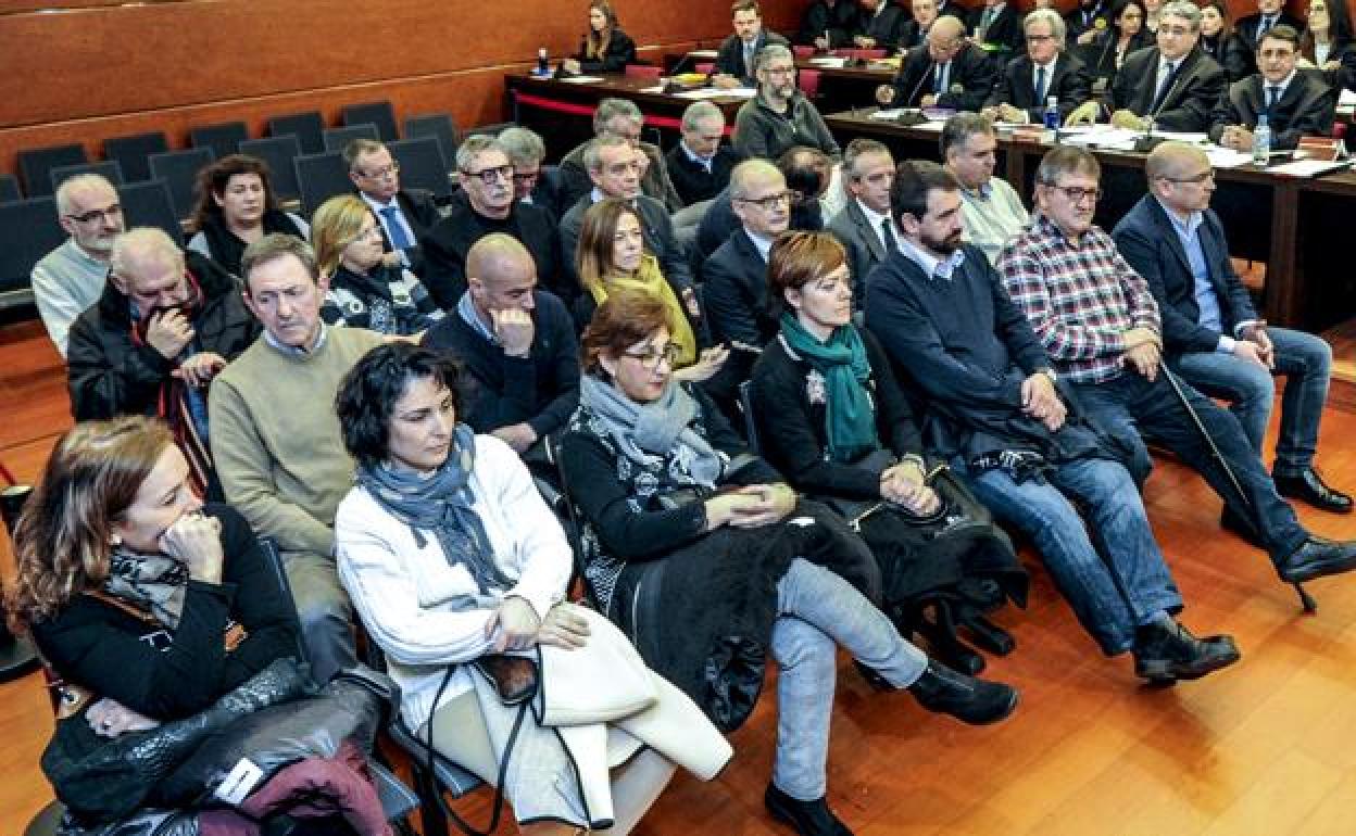 Los 26 encausados, sentados en el banquillo.