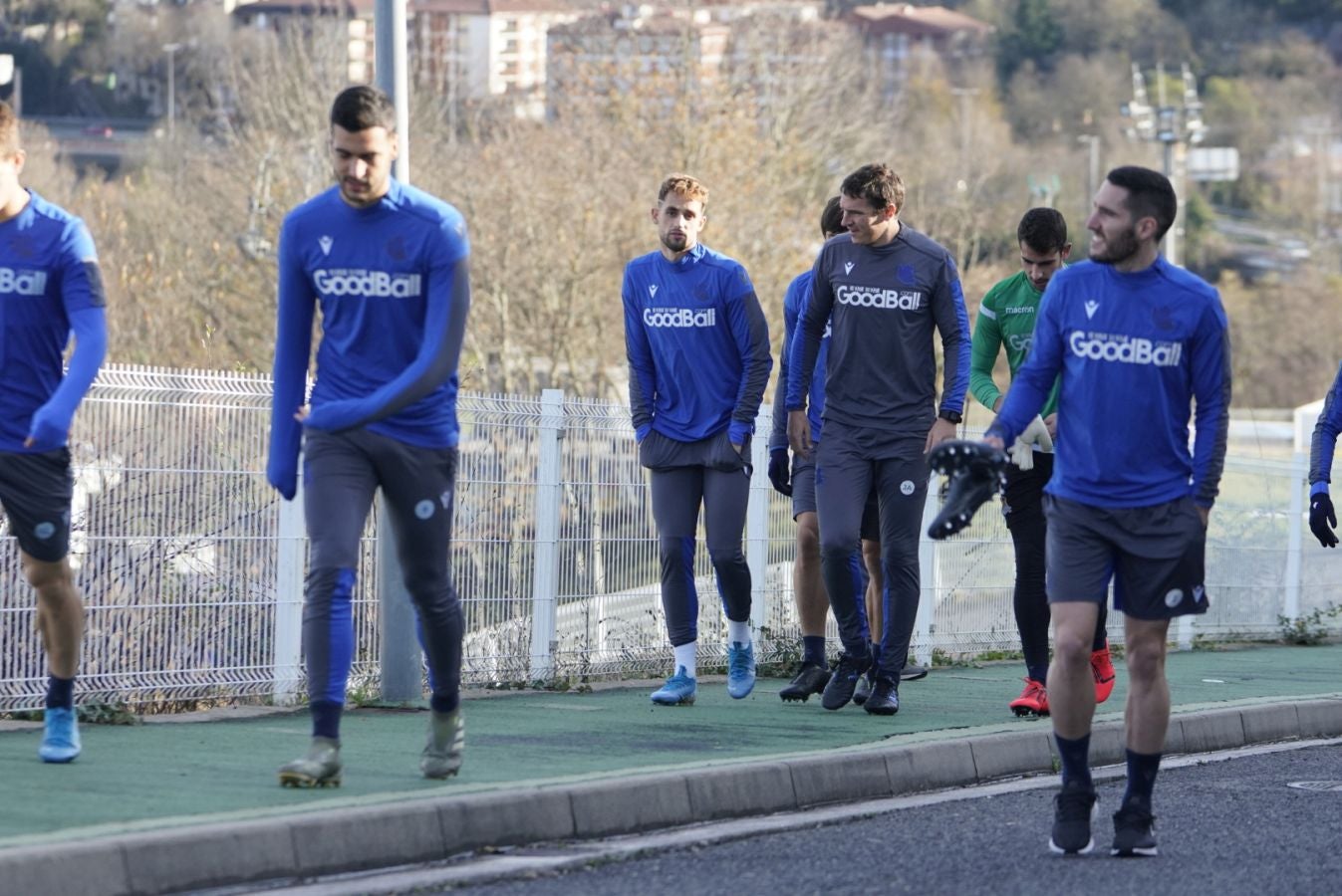 Imanol Alguacil ha organizado un entrenamiento matinal a puerta cerrada, donde han entrenado todos los jugadores disponibles del primer equipo, excepto los lesionados Illarramendi, Zurutuza y Aritz Elustondo. 