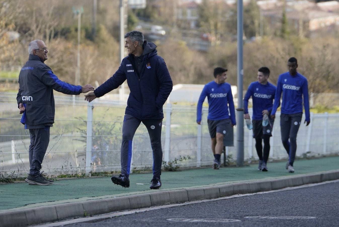 Imanol Alguacil ha organizado un entrenamiento matinal a puerta cerrada, donde han entrenado todos los jugadores disponibles del primer equipo, excepto los lesionados Illarramendi, Zurutuza y Aritz Elustondo. 