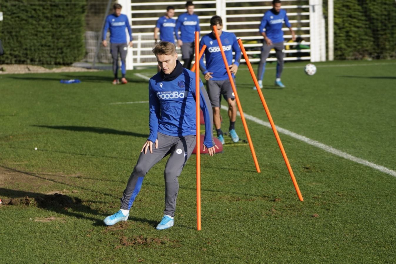 Imanol Alguacil ha organizado un entrenamiento matinal a puerta cerrada, donde han entrenado todos los jugadores disponibles del primer equipo, excepto los lesionados Illarramendi, Zurutuza y Aritz Elustondo. 