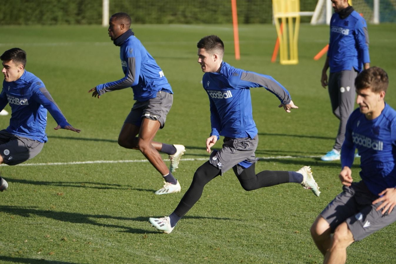 Imanol Alguacil ha organizado un entrenamiento matinal a puerta cerrada, donde han entrenado todos los jugadores disponibles del primer equipo, excepto los lesionados Illarramendi, Zurutuza y Aritz Elustondo. 