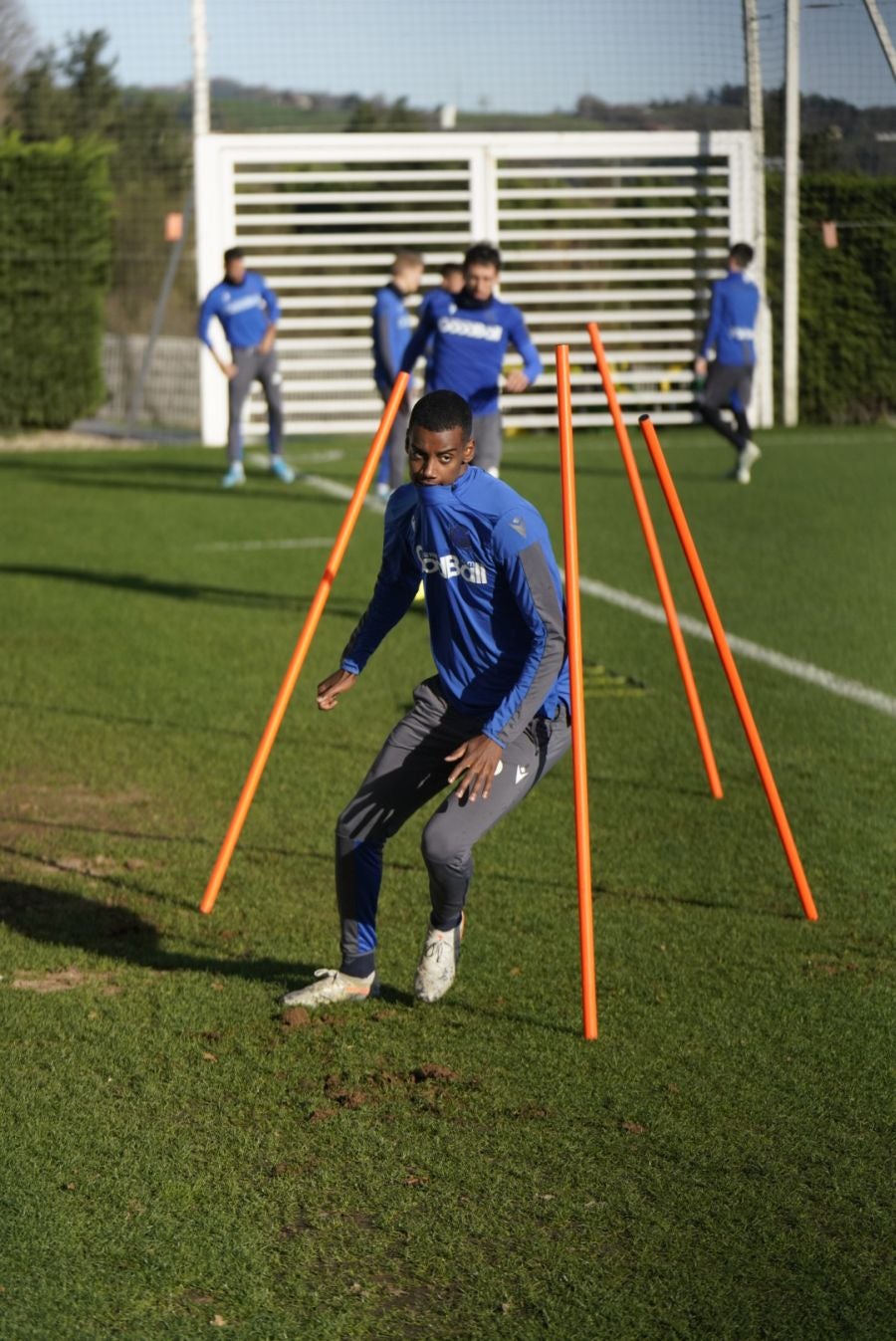 Imanol Alguacil ha organizado un entrenamiento matinal a puerta cerrada, donde han entrenado todos los jugadores disponibles del primer equipo, excepto los lesionados Illarramendi, Zurutuza y Aritz Elustondo. 