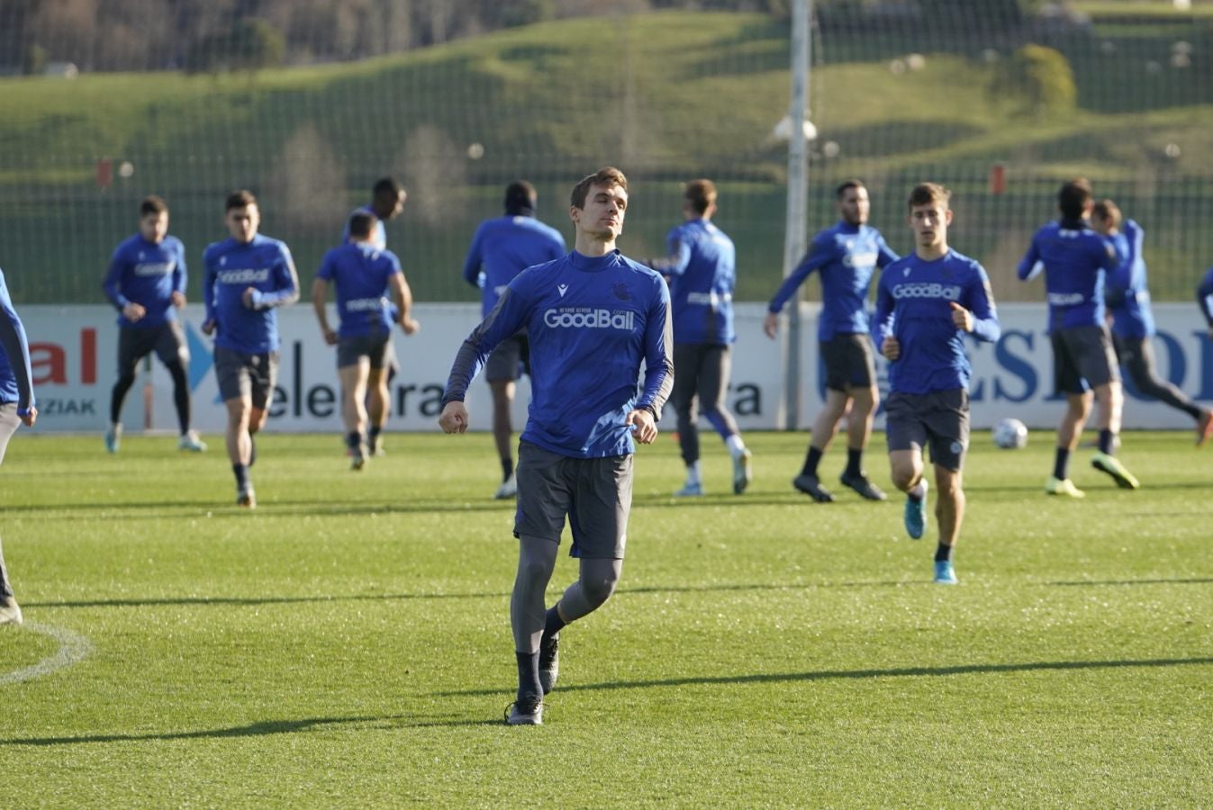 Imanol Alguacil ha organizado un entrenamiento matinal a puerta cerrada, donde han entrenado todos los jugadores disponibles del primer equipo, excepto los lesionados Illarramendi, Zurutuza y Aritz Elustondo. 