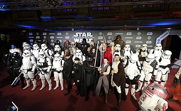 Foto de familia de los participantes en el desfile previo a la proyección de 'El ascenso de Skywalker'. 