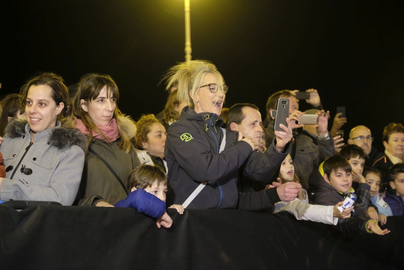 Cientos de personas acompañan a los personajes de la saga alrededor del Victoria Eugenia.