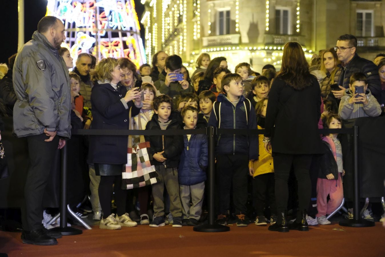 Cientos de personas acompañan a los personajes de la saga alrededor del Victoria Eugenia.