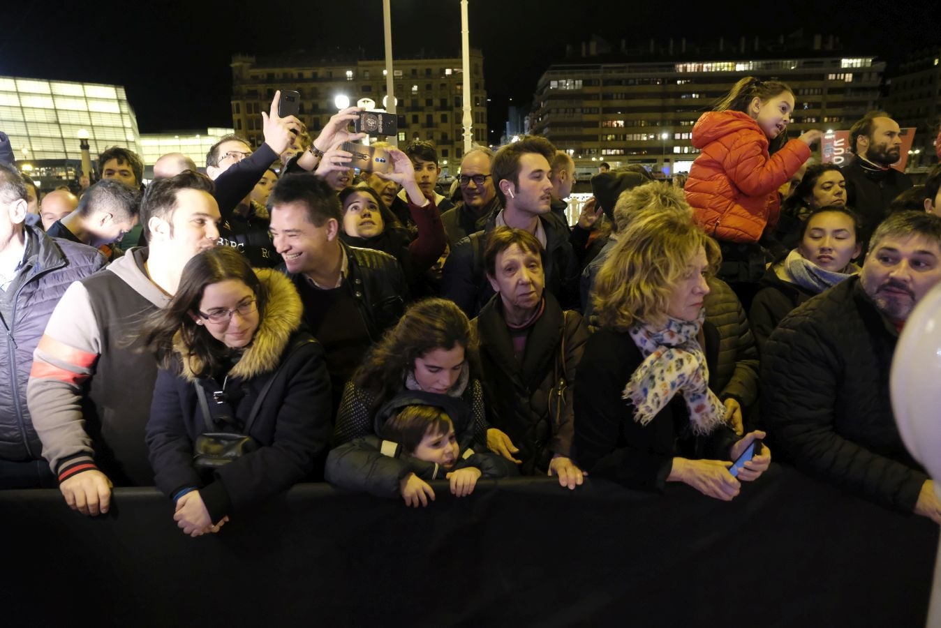 Cientos de personas acompañan a los personajes de la saga alrededor del Victoria Eugenia.